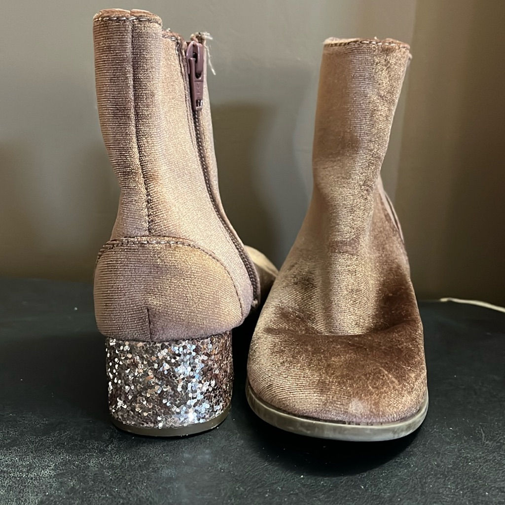 Girls Sz 1 Boots. Sparkle Heel!